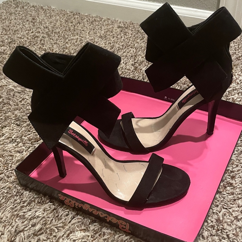 Besteyville Betsey Johnson Beaux black suede bow heel